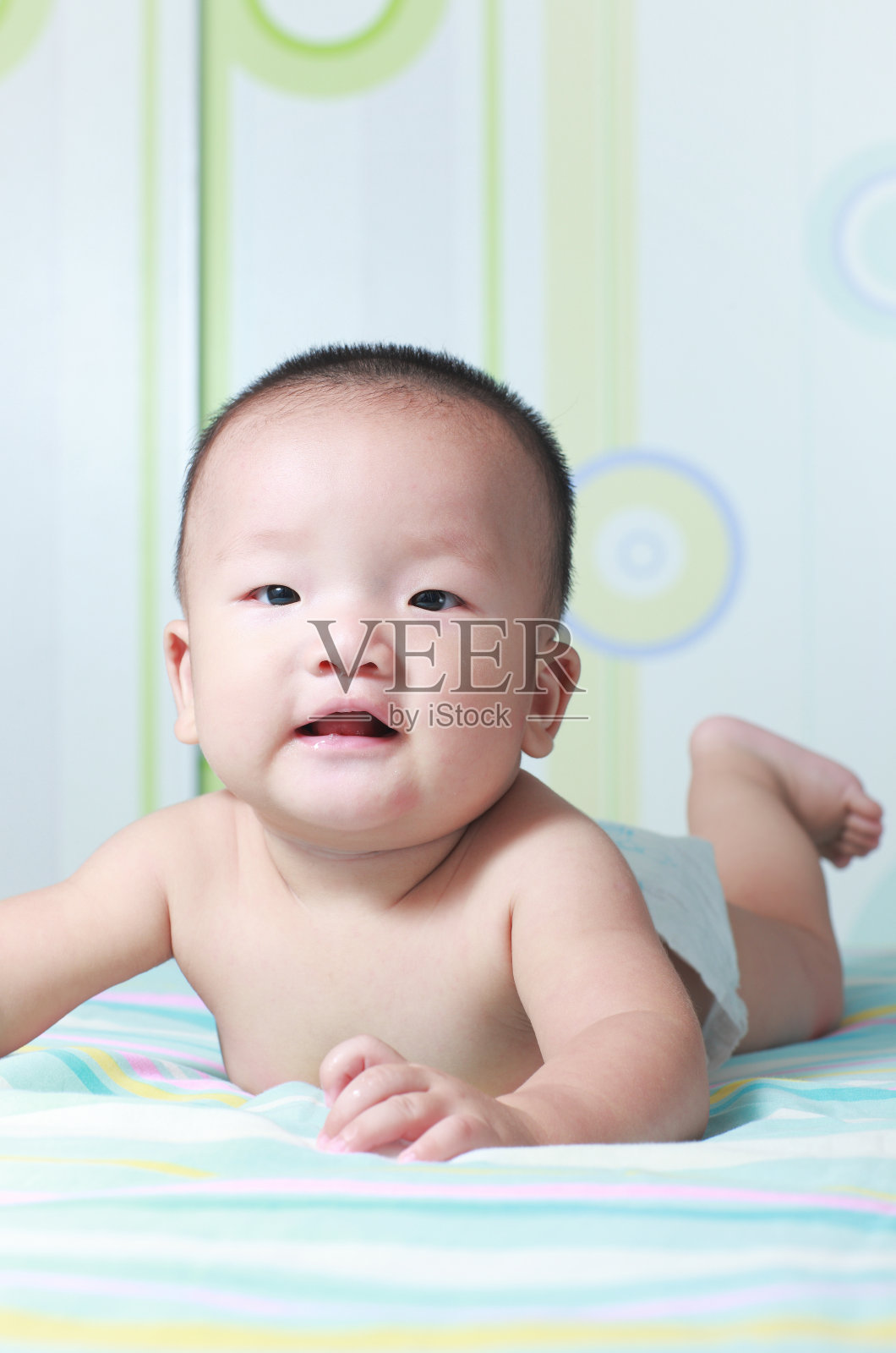 我的宝宝在床上玩照片摄影图片