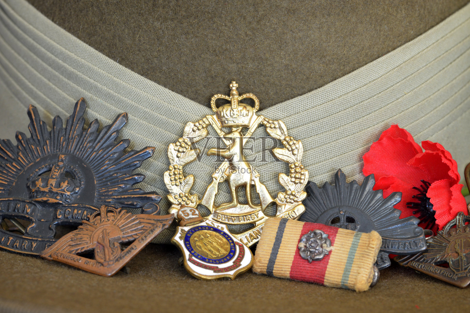 近距离战争勋章靠在一顶慵懒的帽子上照片摄影图片