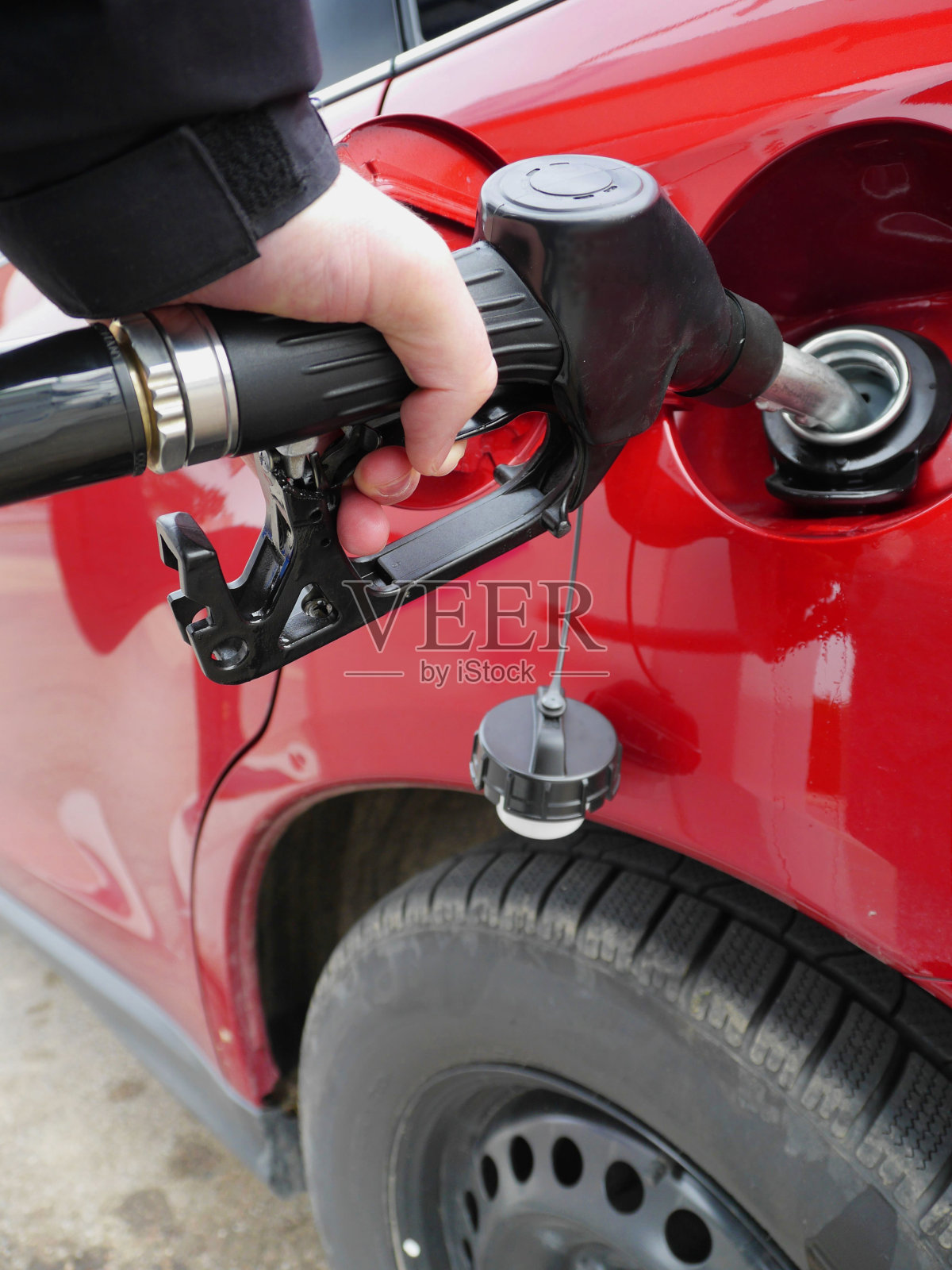 在加油站:加油照片摄影图片