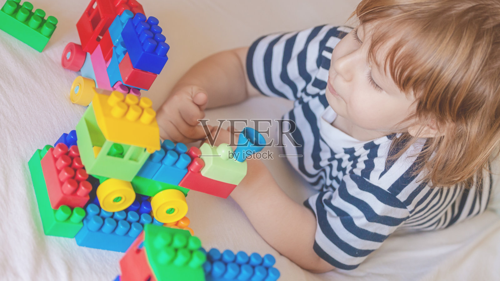 小男孩在玩玩具积木照片摄影图片