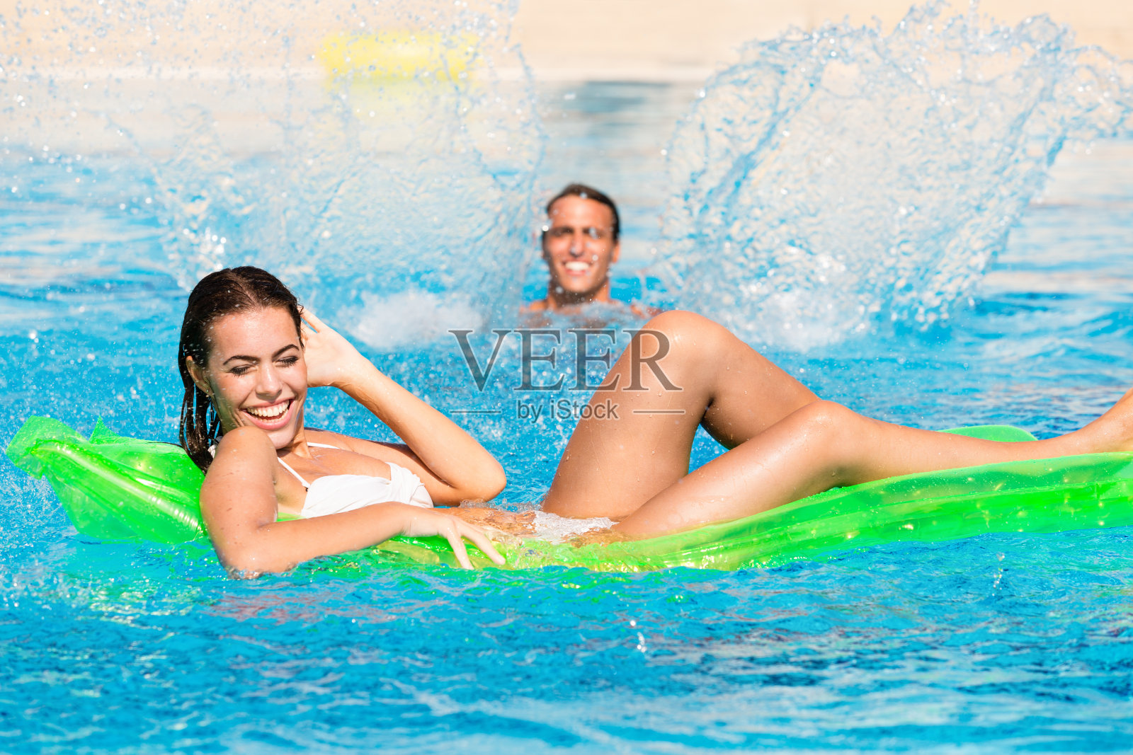 一对夫妇在游泳池里玩得很开心照片摄影图片