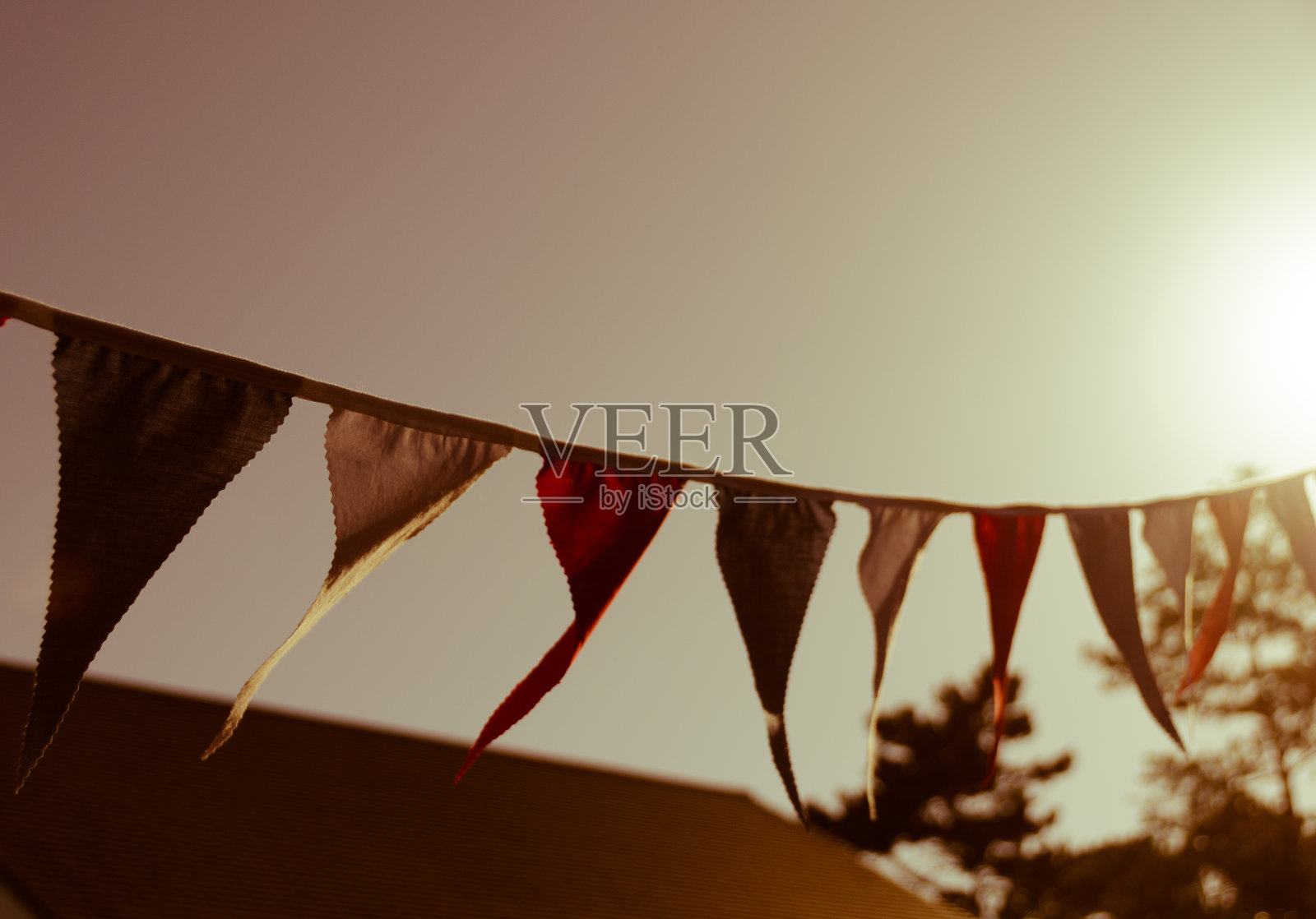 庆祝旗帜在傍晚的太阳照片摄影图片