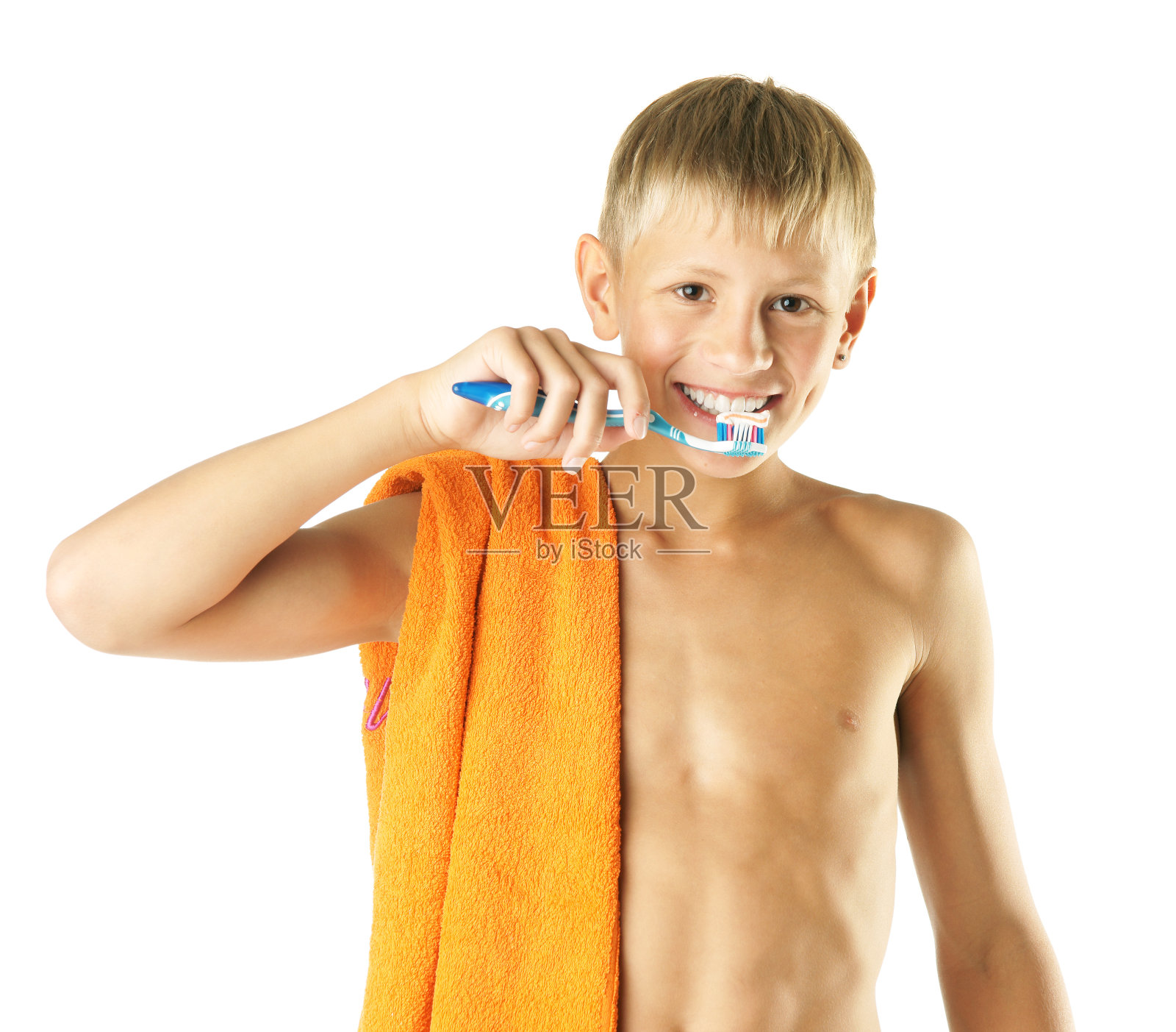 男孩用毛巾照片摄影图片