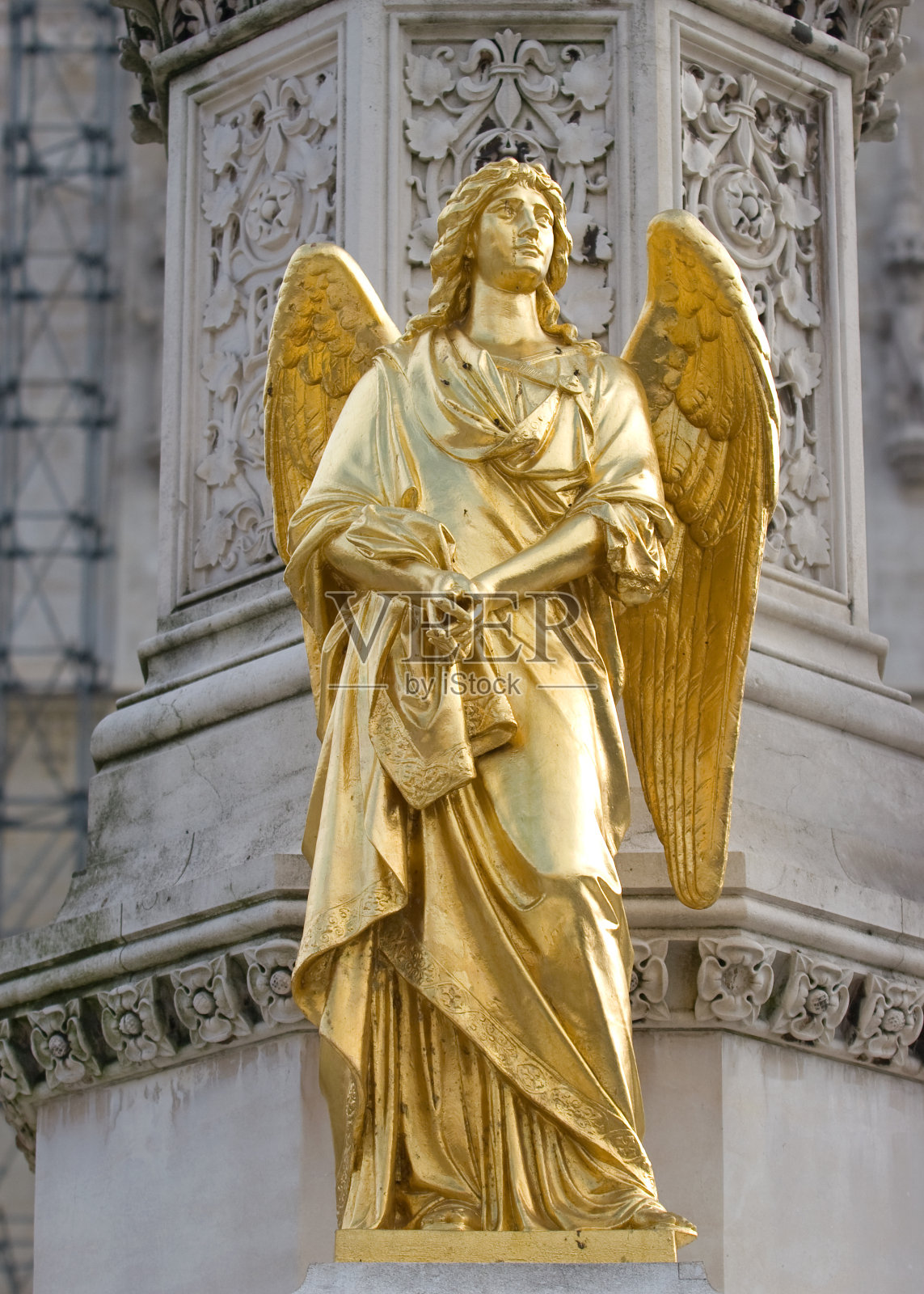 萨格勒布的金色天使雕像照片摄影图片