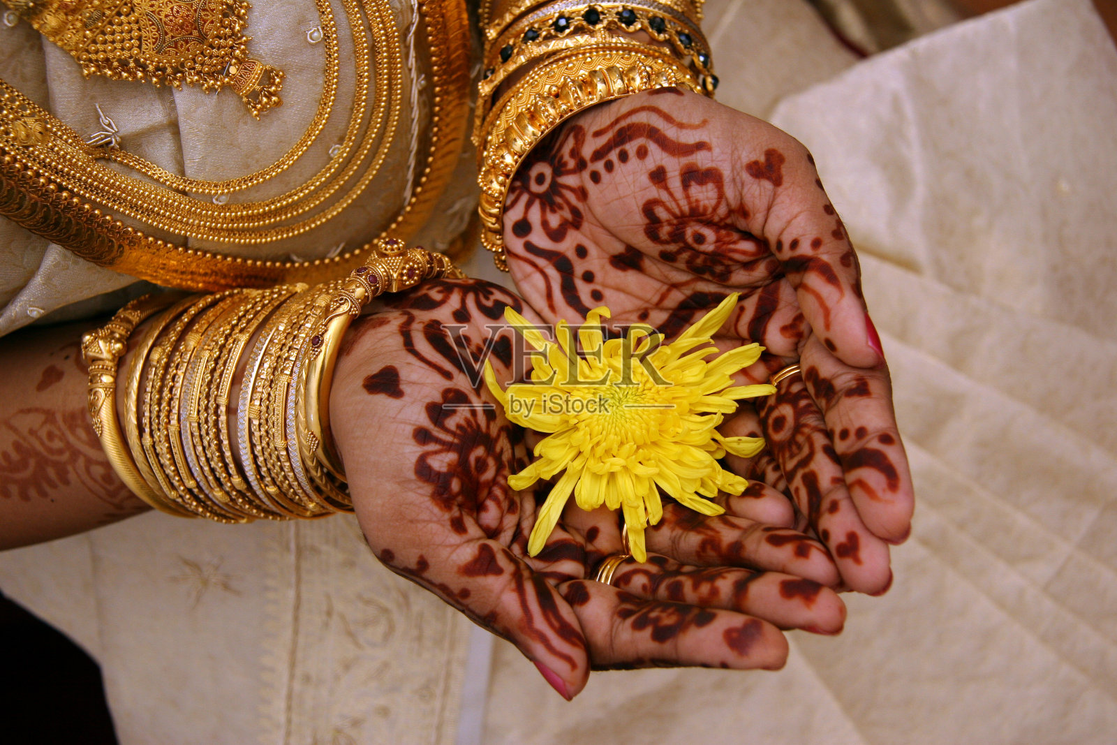 印度新娘的指甲花照片摄影图片
