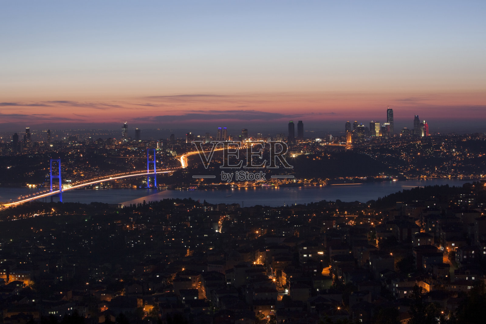 博斯普鲁斯大桥和摩天大楼照片摄影图片