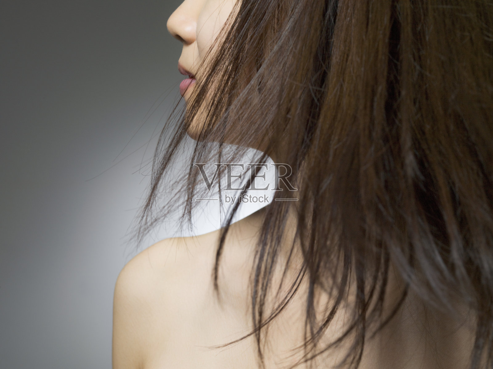 头发染成棕色，头发变宽的女人照片摄影图片