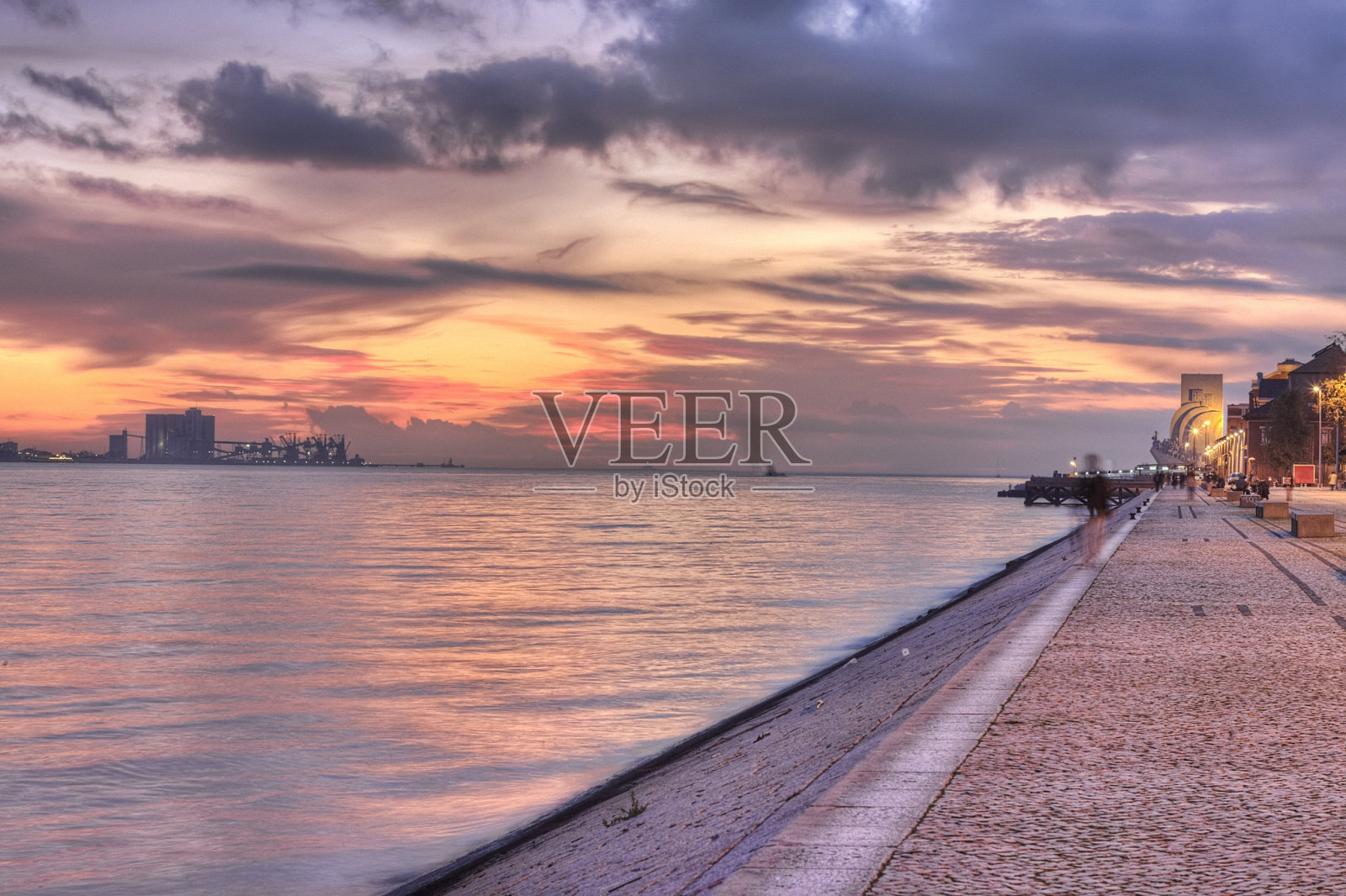 黄昏时分的塔古斯河照片摄影图片