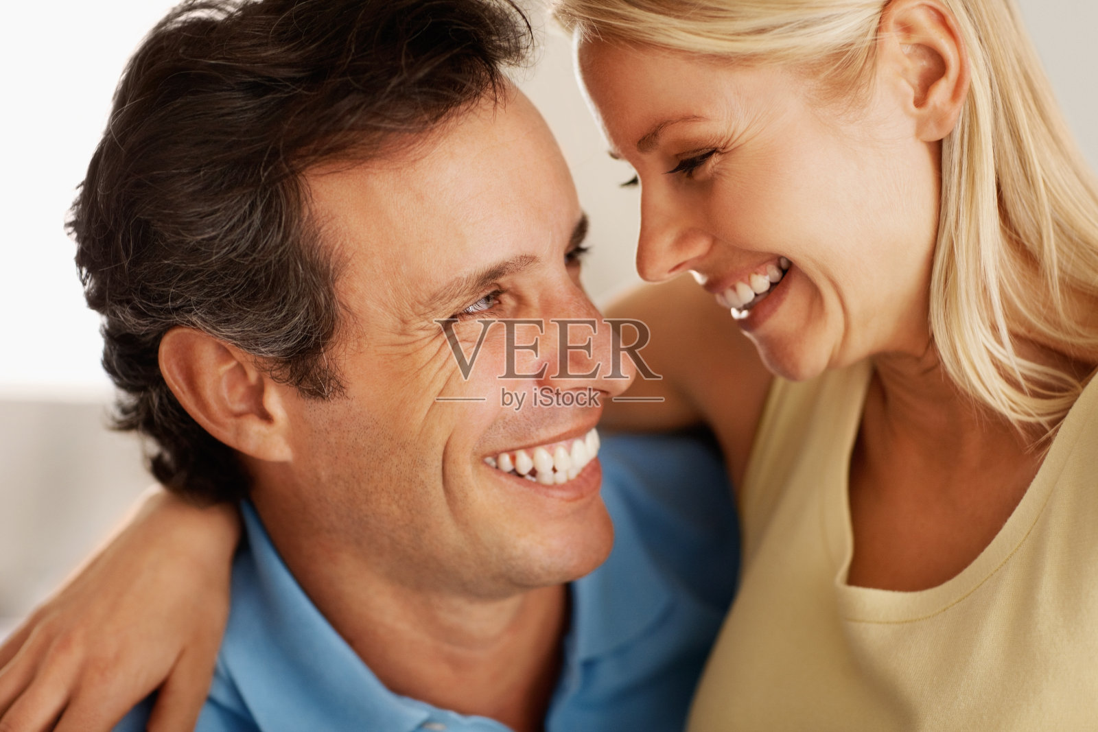 一个浪漫的夫妇微笑的特写照片摄影图片