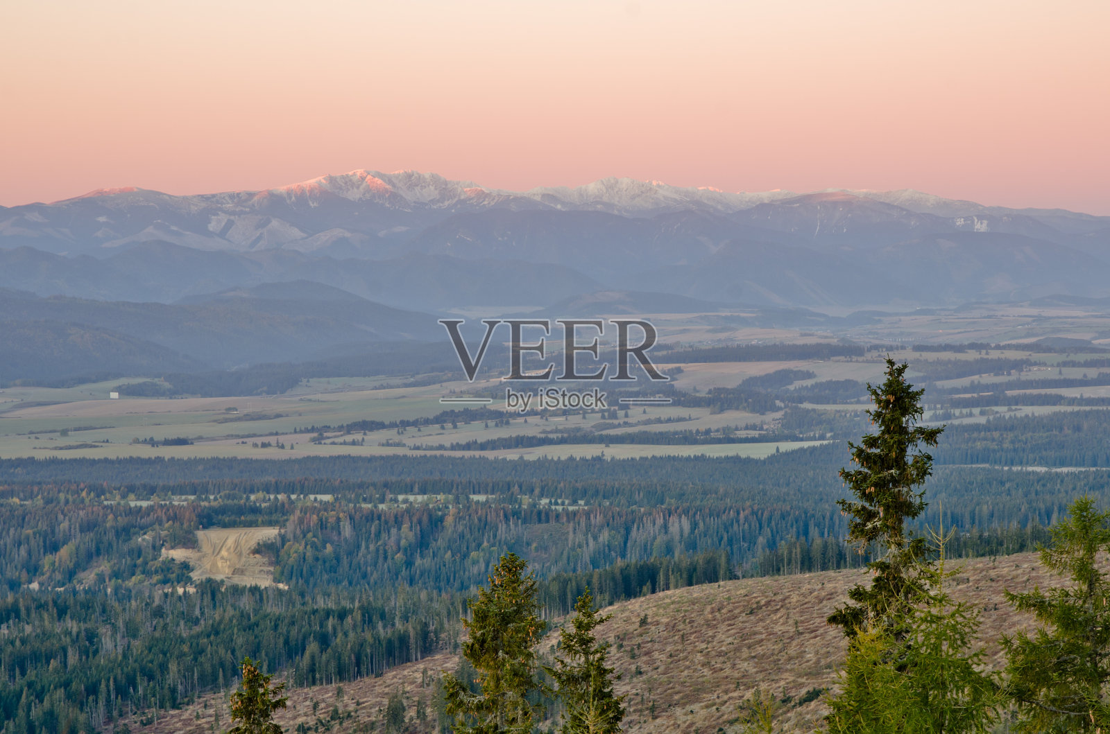 早晨从塔特拉观看照片摄影图片