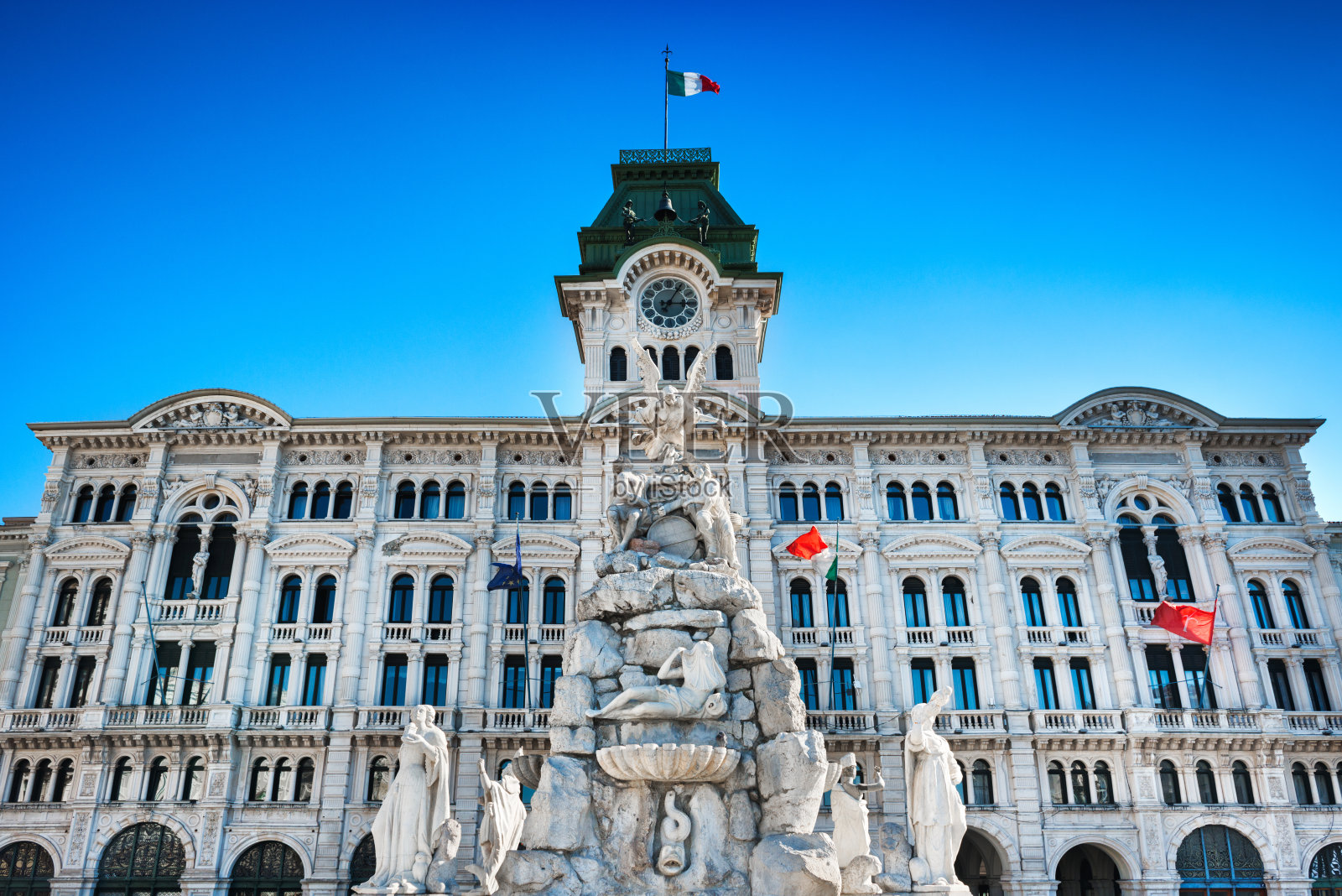 意大利的里雅斯特，喷泉和市政厅照片摄影图片