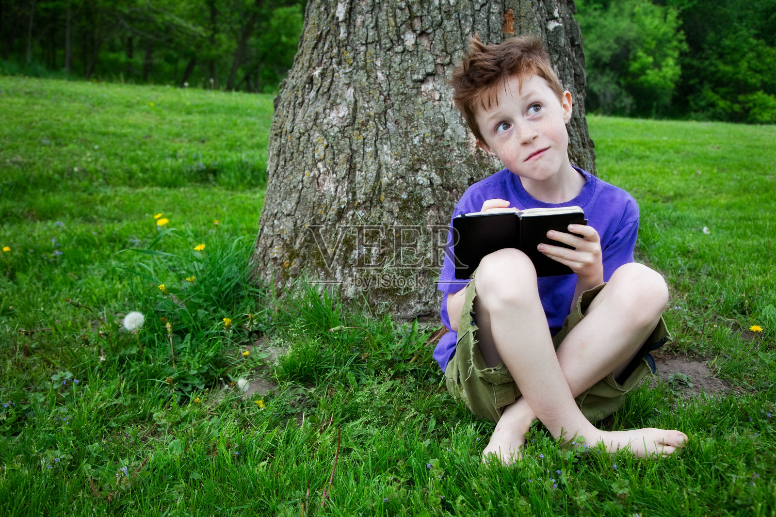 快乐的孩子在外面写日记照片摄影图片