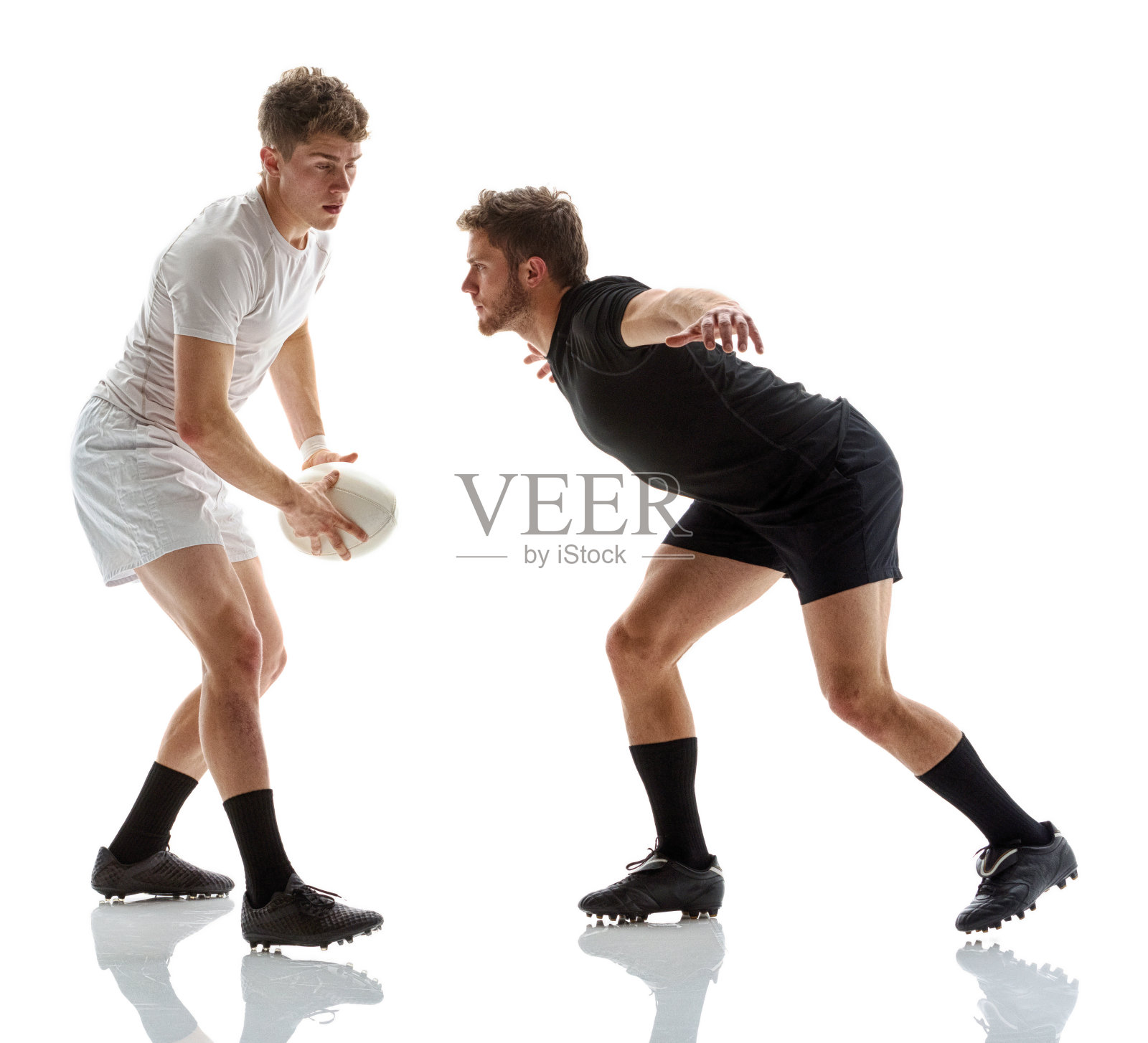 两名橄榄球运动员盯梢照片摄影图片