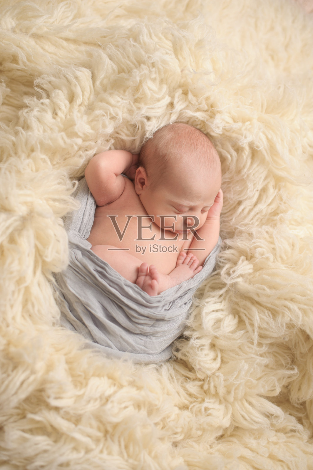 新生儿睡觉的男孩照片摄影图片