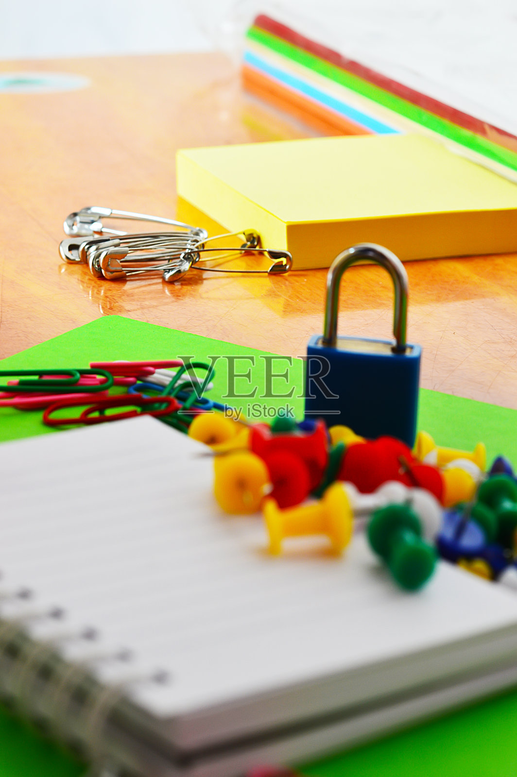 议程和图钉照片摄影图片