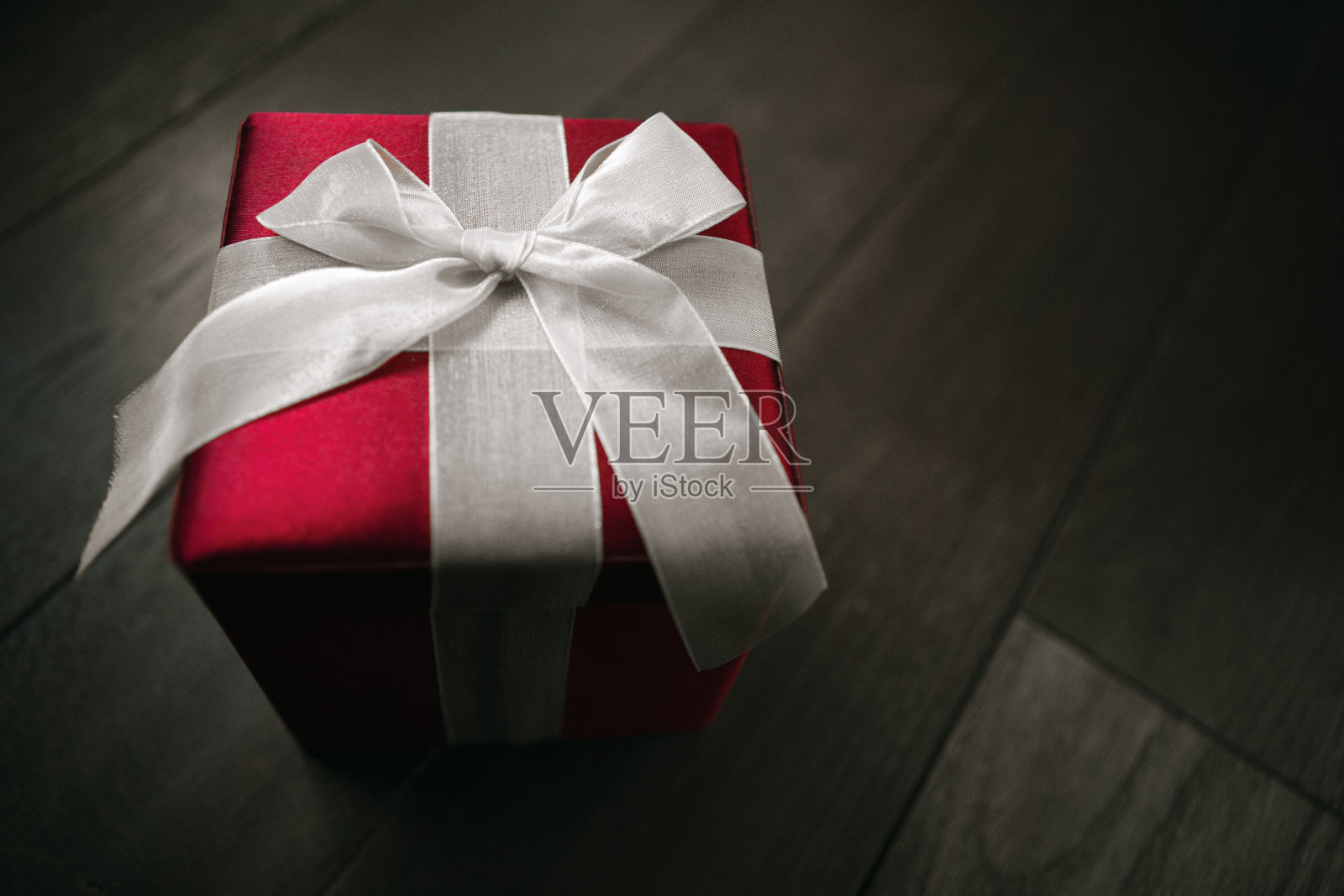 红色的节日礼物照片摄影图片