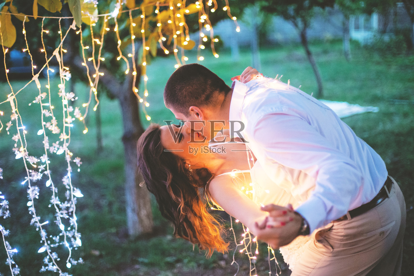 夜晚用美丽的灯光照亮爱情的景象照片摄影图片