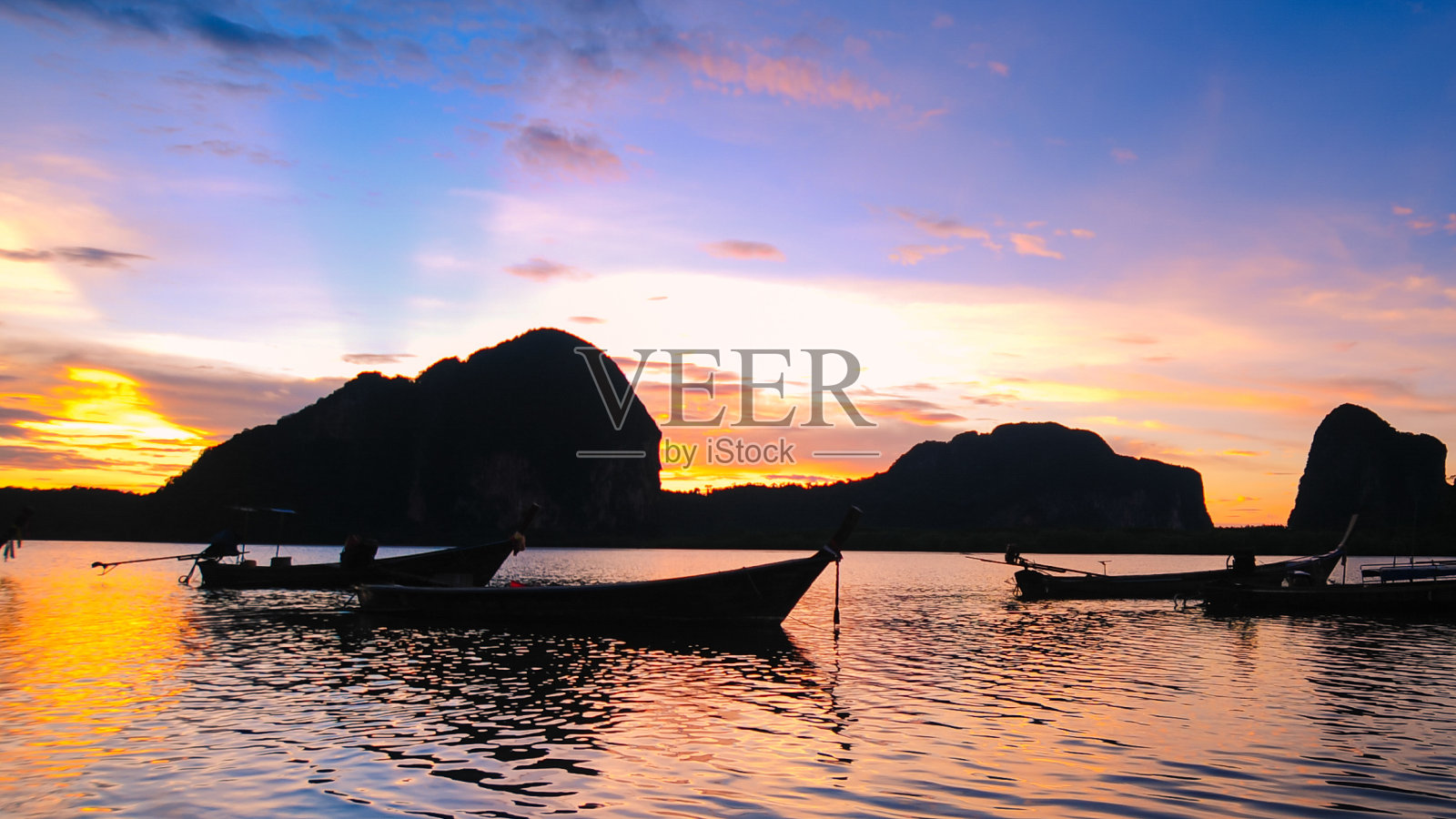 长尾船在美丽的海滩上照片摄影图片