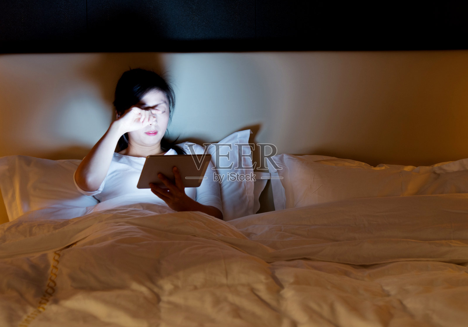 女人在床上用平板电脑照片摄影图片