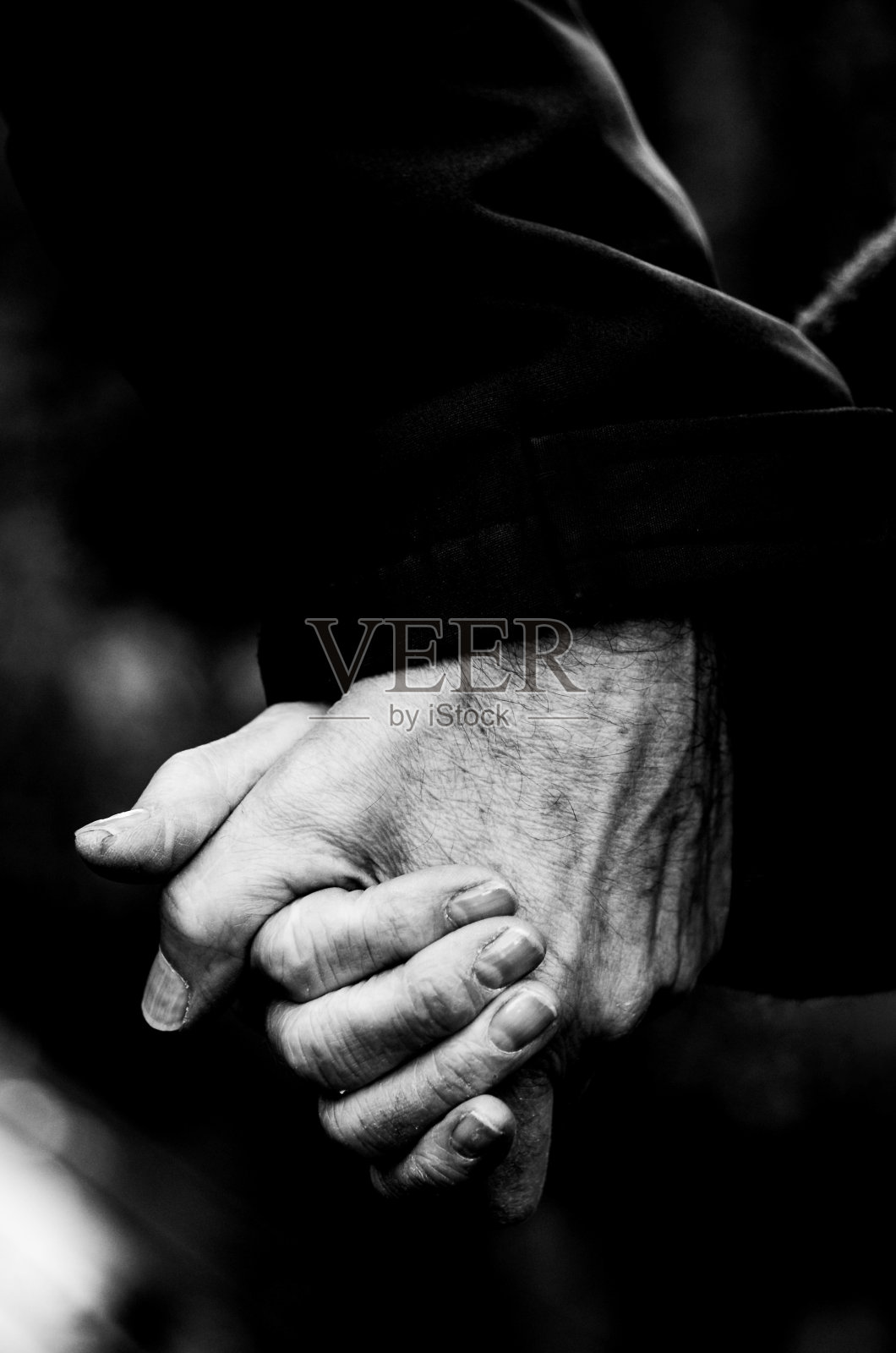 老手握在一起，黑白照片照片摄影图片