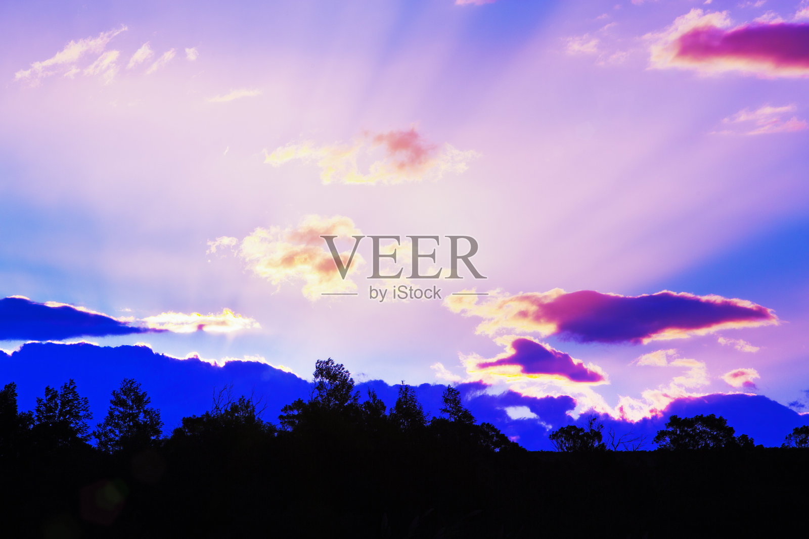 每朵云都有一线光明:美丽的黎明天空照片摄影图片