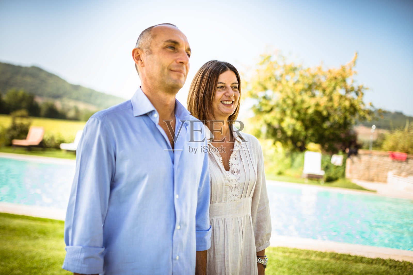 一对夫妇一起享受夏天照片摄影图片