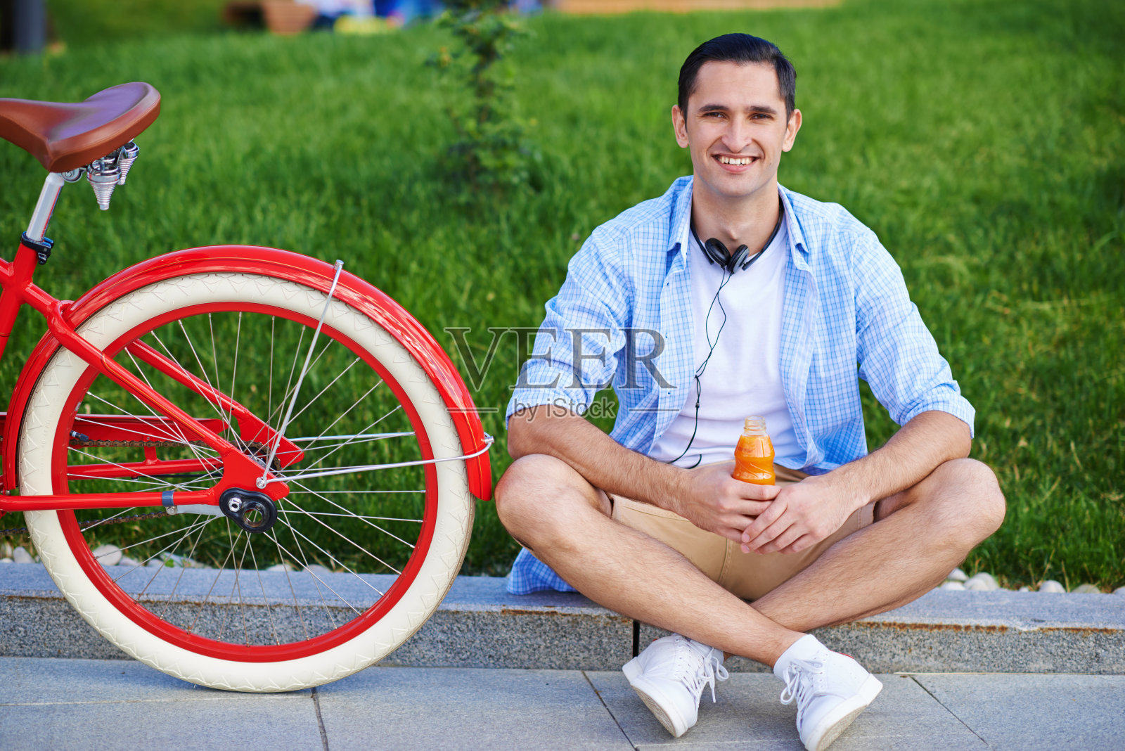 给自己喝点美味的果汁照片摄影图片