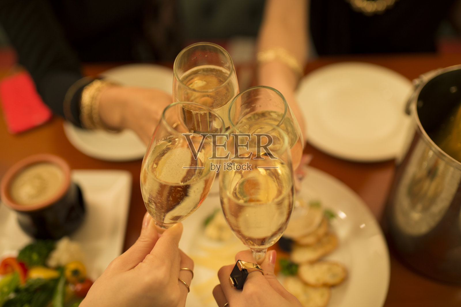在餐厅敬酒的人的手照片摄影图片