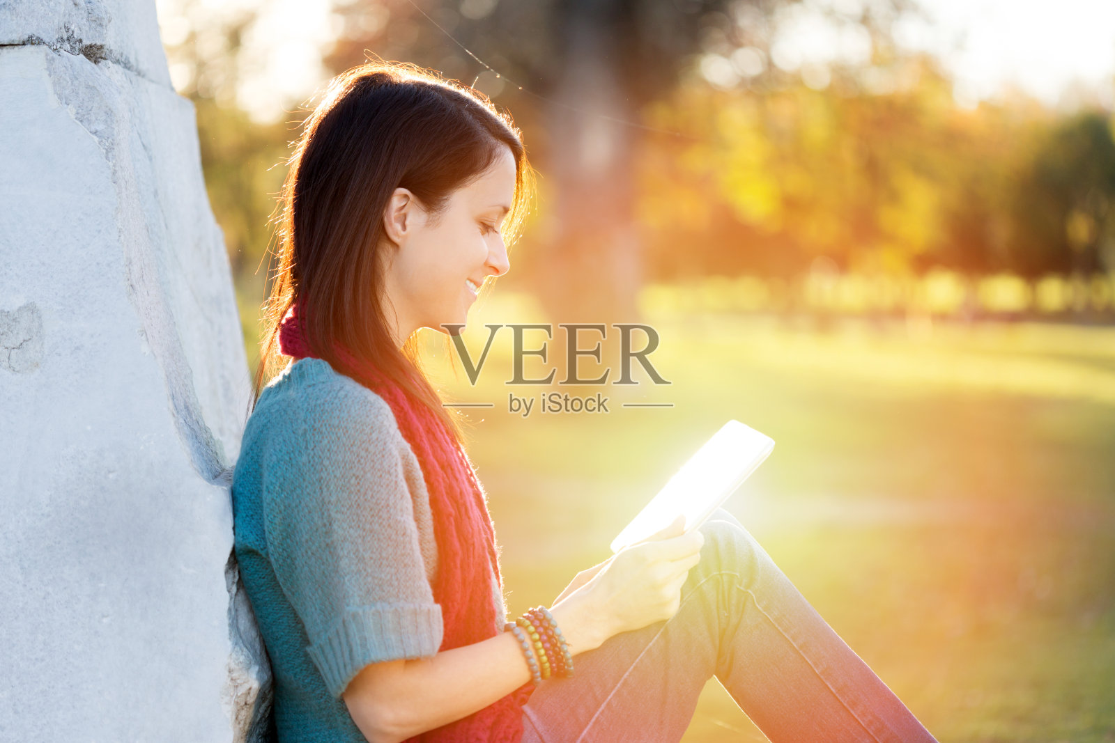 女孩拿着平板电脑在外面照片摄影图片