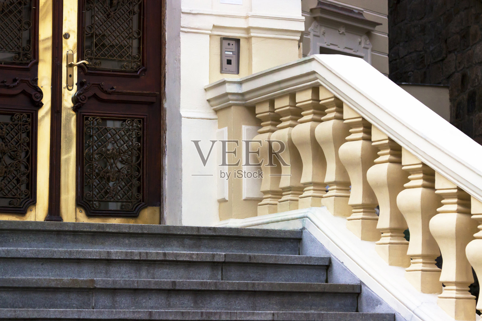 古老美丽的门口，楼梯和石头栏杆照片摄影图片