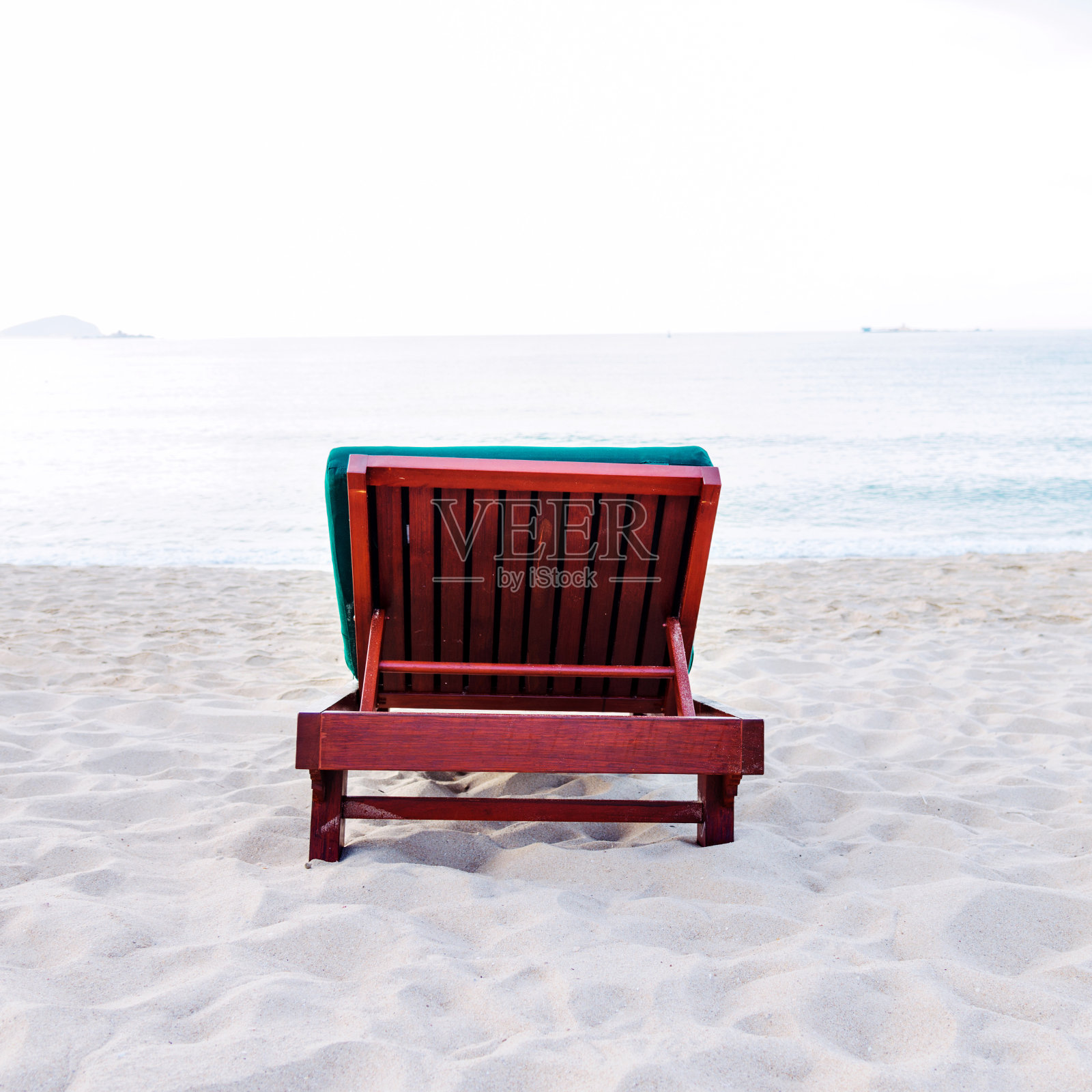 沙滩上的椅子照片摄影图片