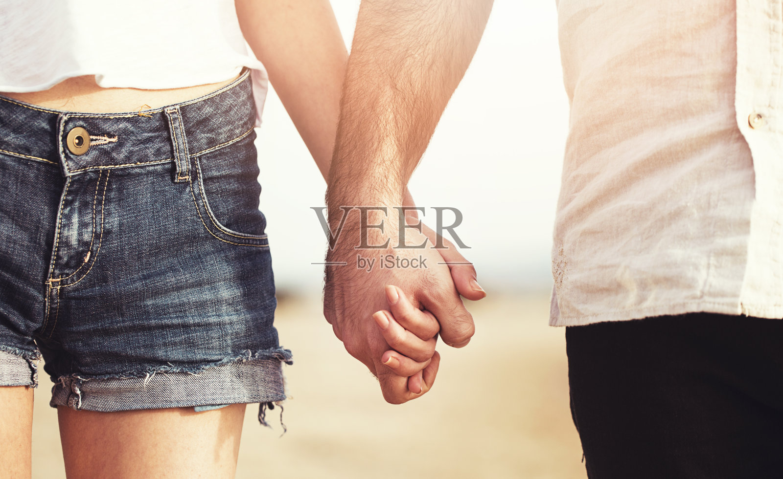 牵手相爱的情侣照片摄影图片
