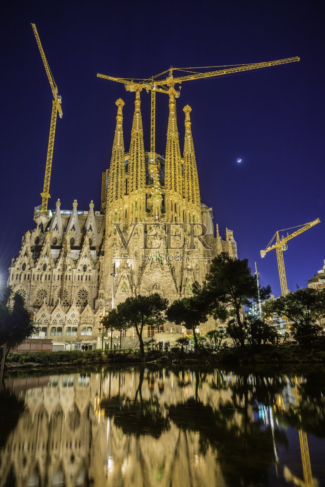 巴塞罗那圣家族的星星月亮照亮了西班牙高迪大教堂照片摄影图片