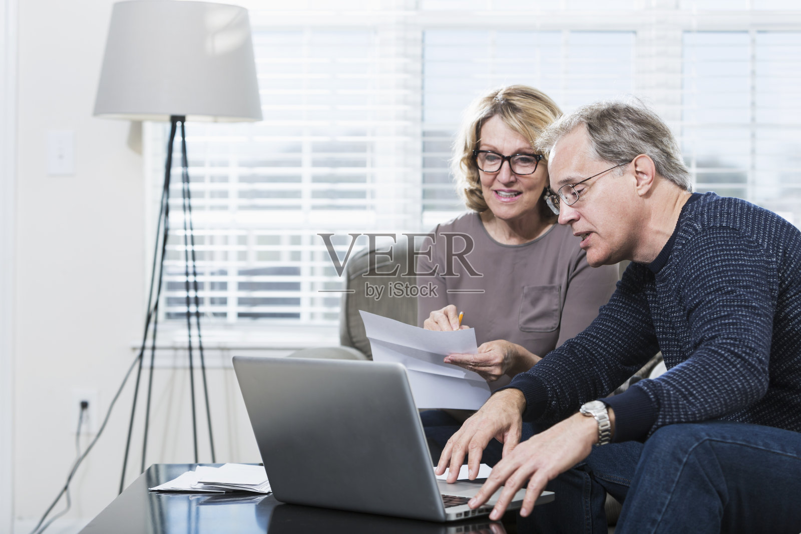 成熟夫妇支付账单照片摄影图片