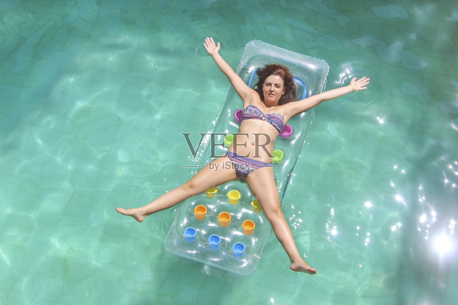 在泳池里玩得开心的女人照片摄影图片