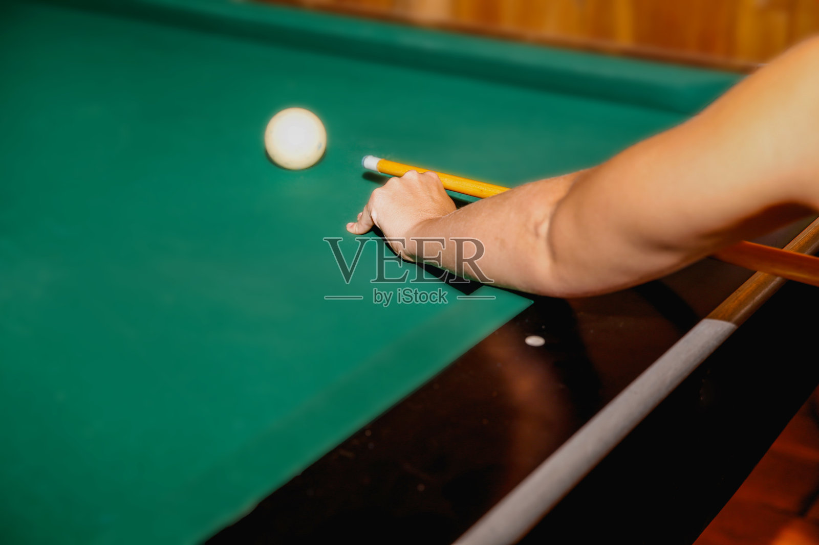 成年女子在玩斯诺克照片摄影图片