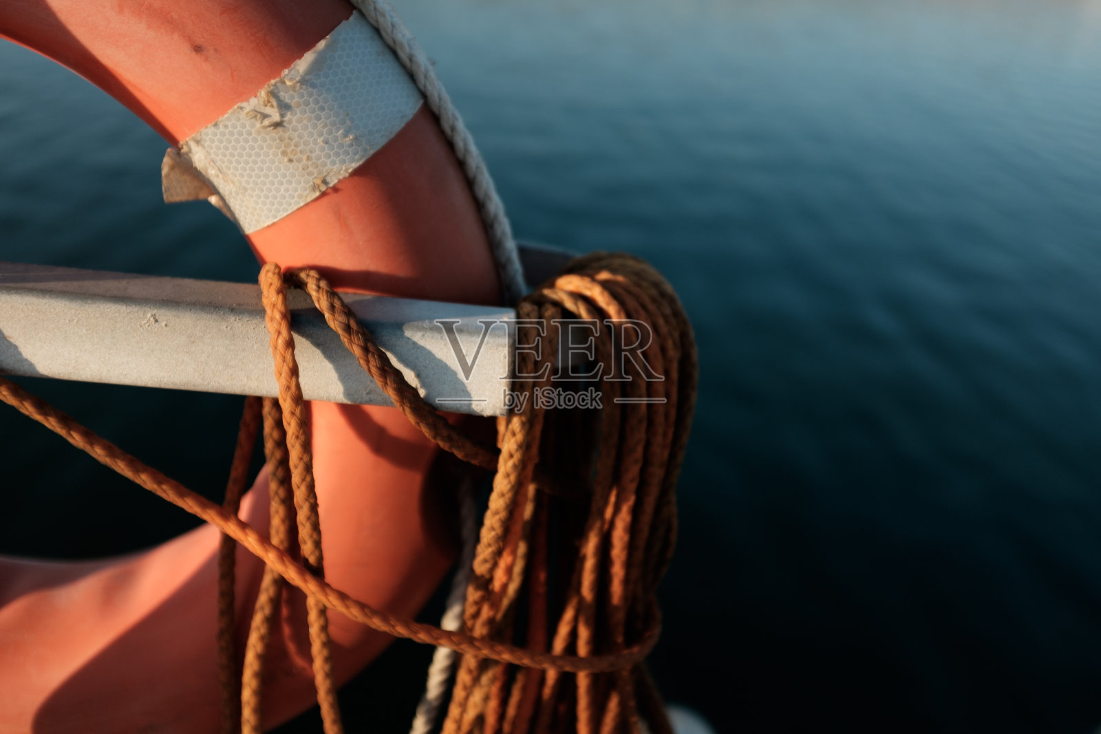 港内旧救生圈。照片摄影图片