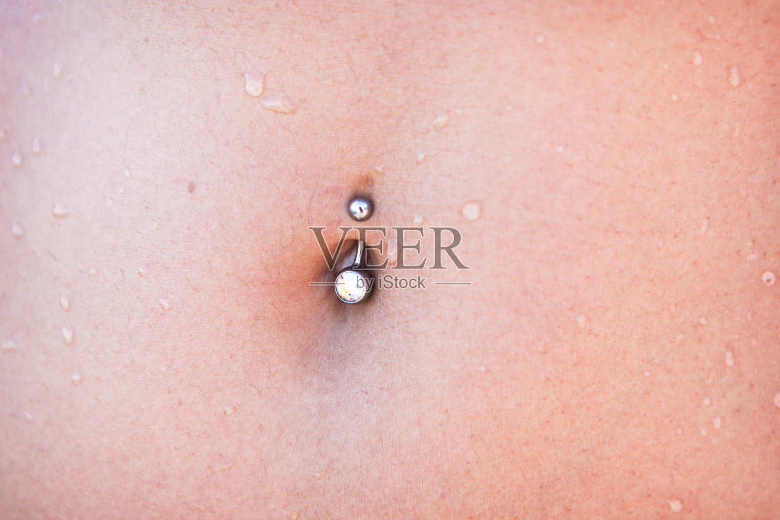 在女性腹部穿刺，特写照片摄影图片