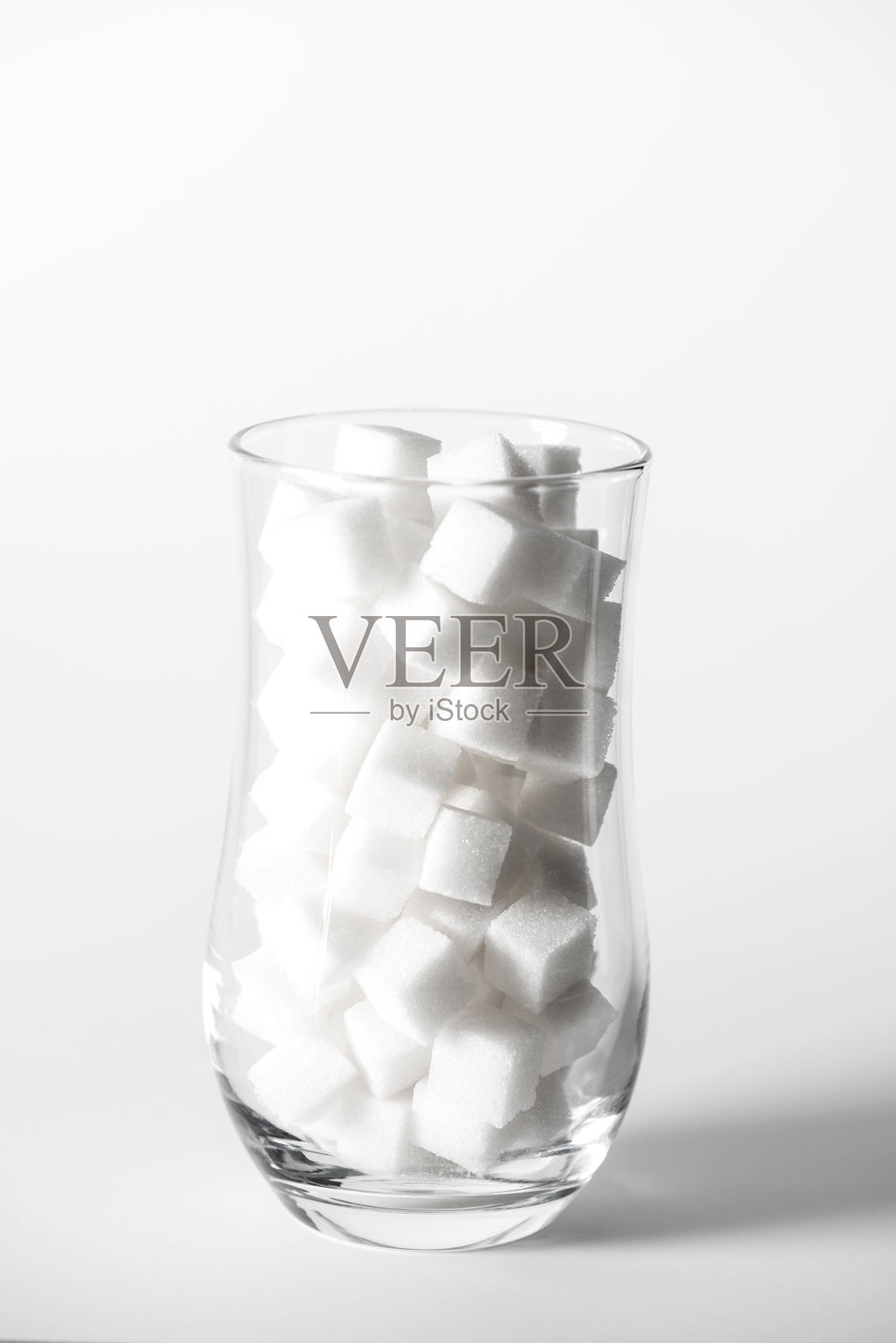 玻璃杯里的方糖照片摄影图片