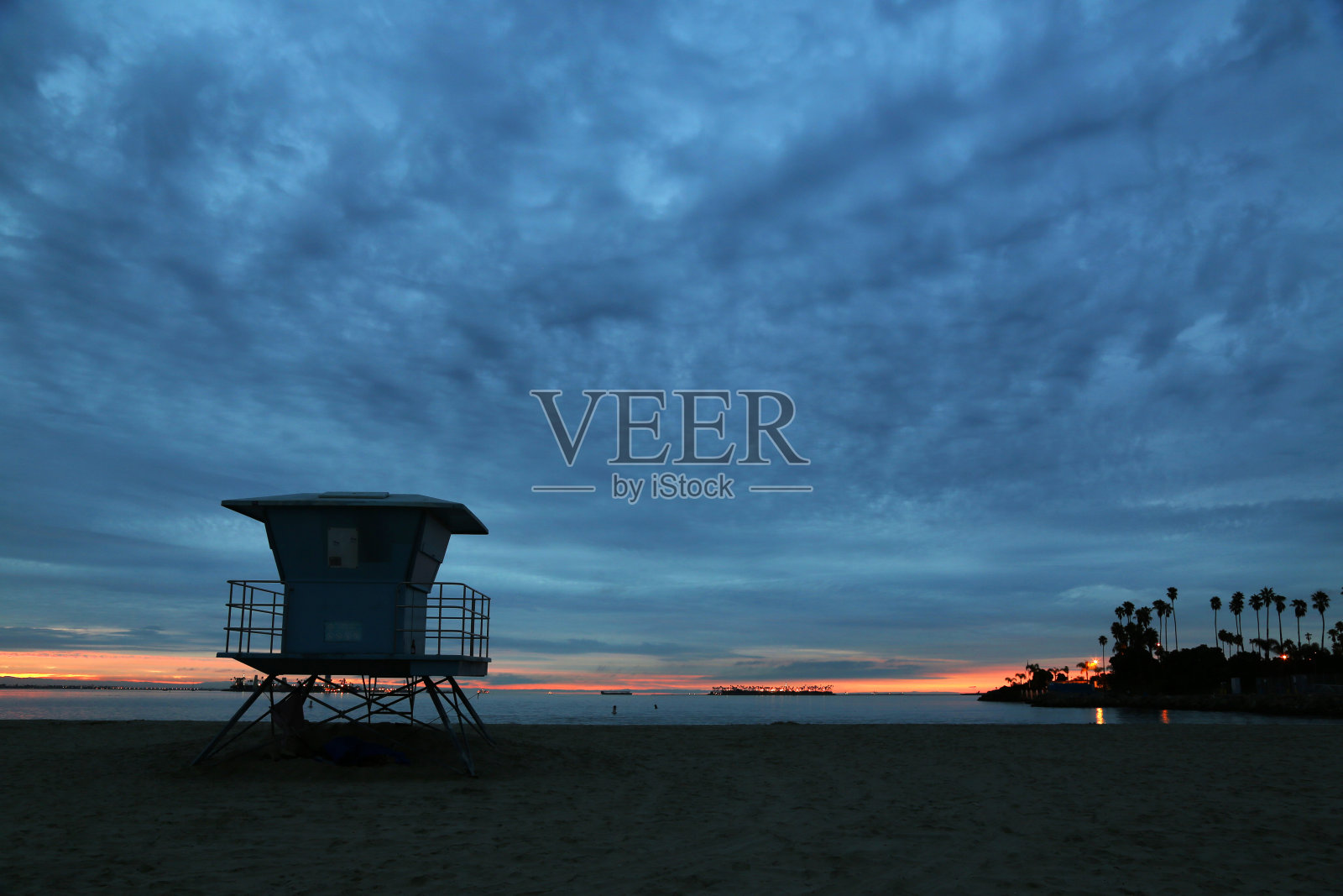 日出前的长滩照片摄影图片