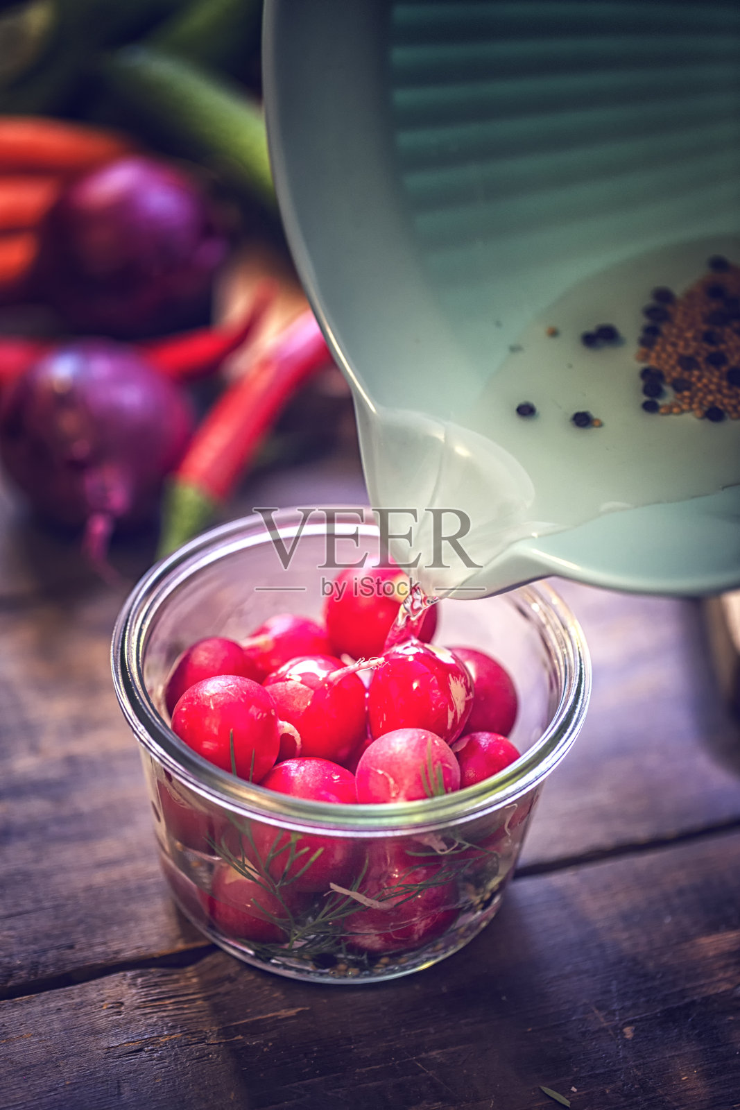 用罐子保存有机萝卜照片摄影图片