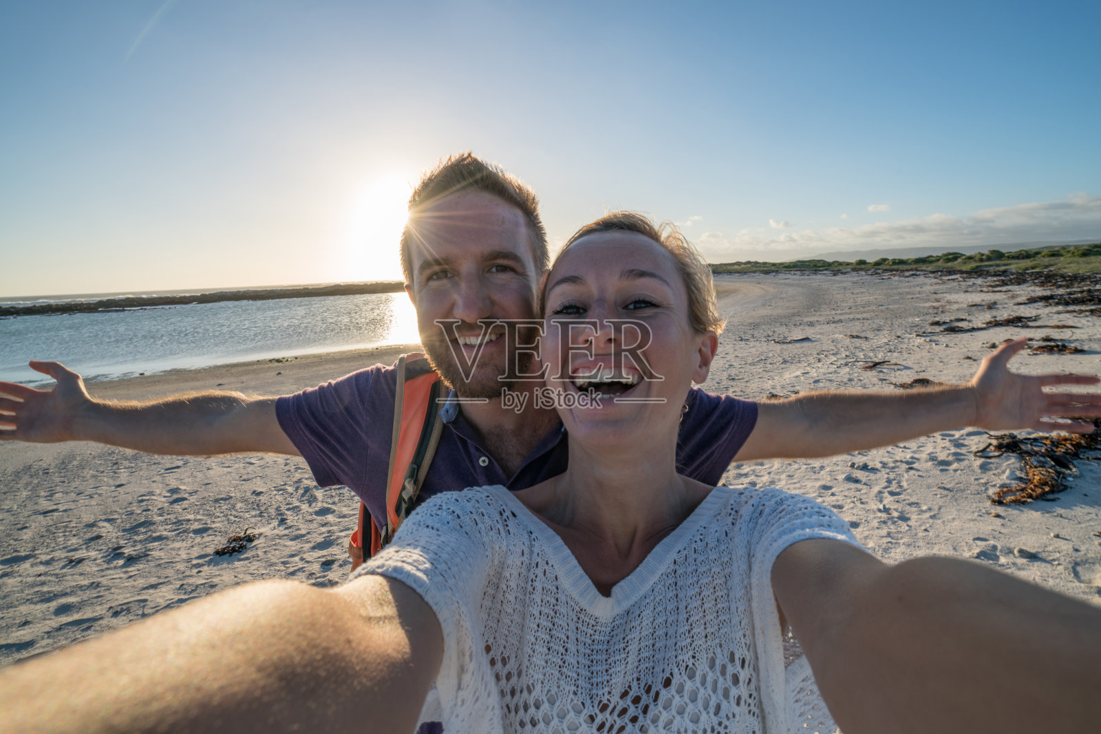 一对年轻夫妇在海滩上自拍照片摄影图片