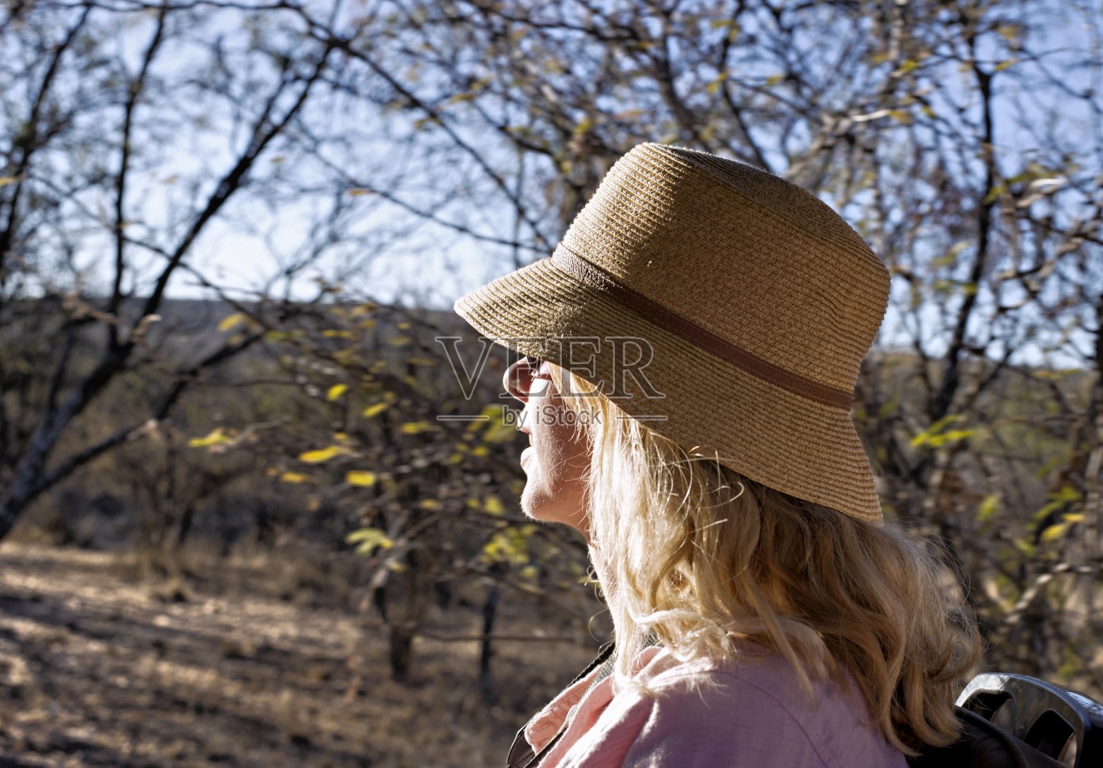 一名白人妇女在南非马迪克维狩猎保护区享受狩猎之旅照片摄影图片