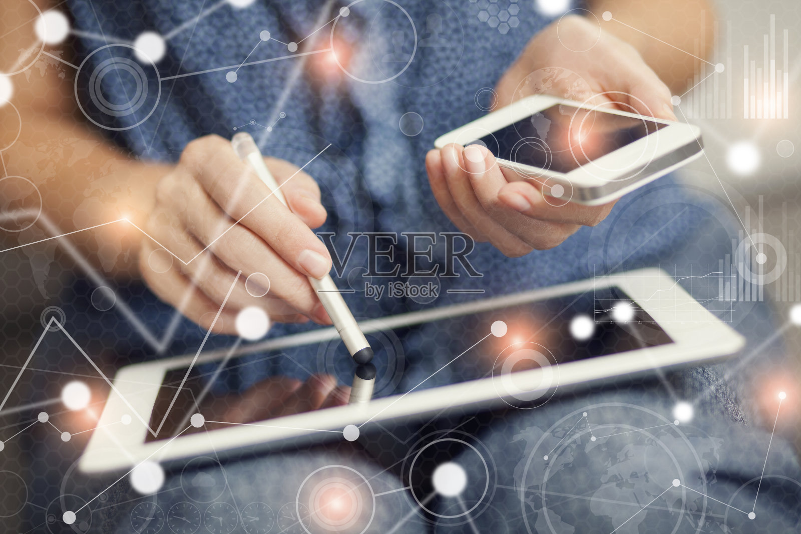 拥有大数据虚拟界面的女商人照片摄影图片