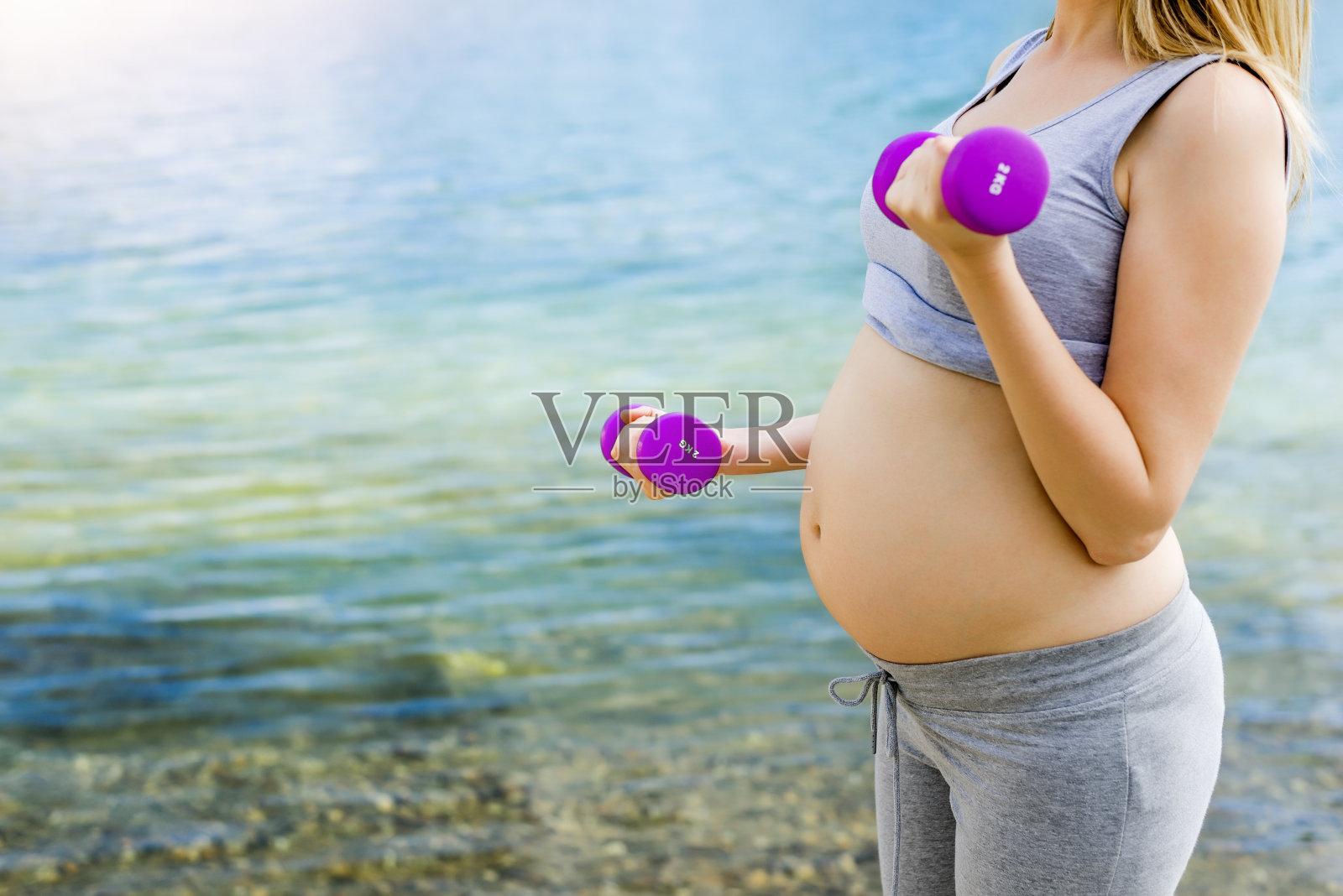 她整个孕期都在锻炼，举重训练照片摄影图片