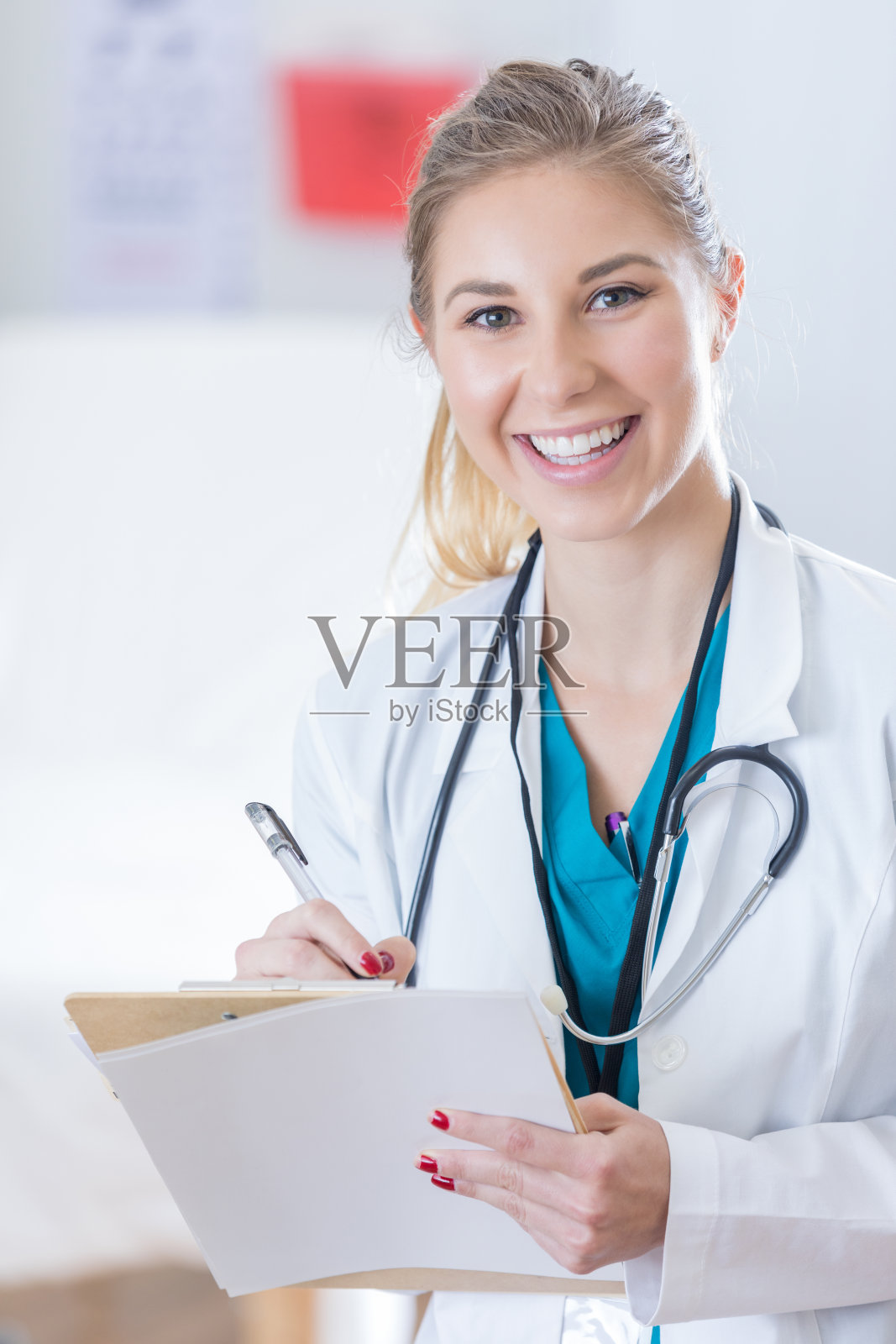 快乐的年轻的医生照片摄影图片