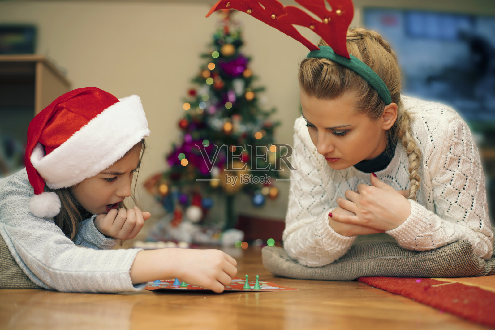 玩棋盘游戏“男人不要生气”。照片摄影图片