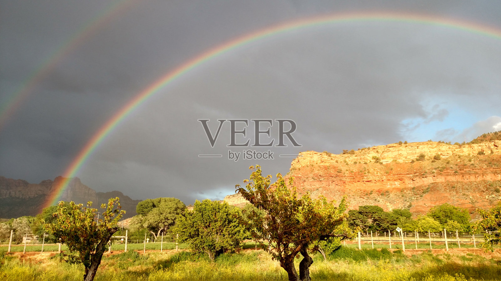 犹他州洛克维尔的维珍河谷农田上空出现双彩虹照片摄影图片