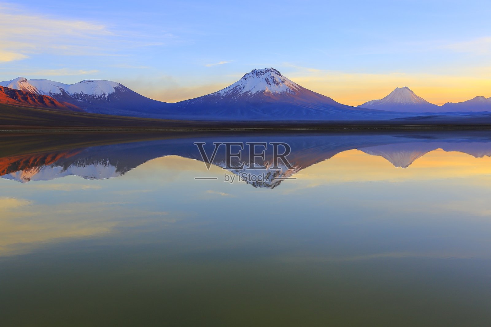 拉古纳勒加，勒加湖反射在戏剧性的金色日出，火山和田诗式的阿塔卡马沙漠高原与Lascar火山，火山景观全景-圣佩德罗阿塔卡马，智利，Bolívia和阿根廷边境照片摄影图片