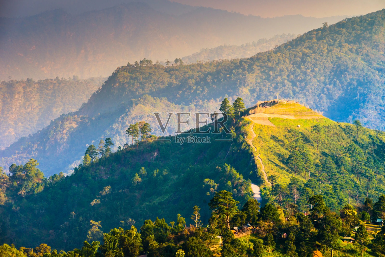 泰国北部的山景，日出和薄雾照片摄影图片
